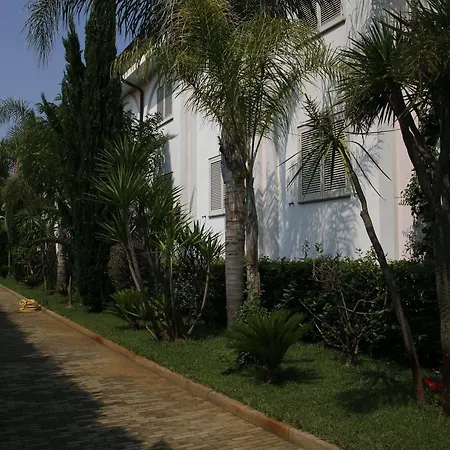 Leucosya